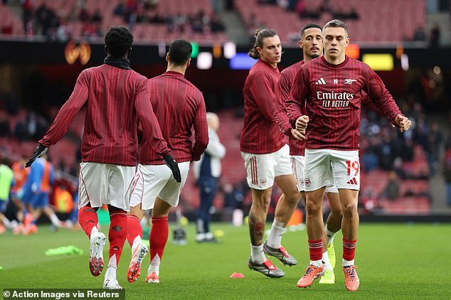 El Arsenal recibió un duro golpe antes de su partido contra Brighton después de que su jugador clave abandonara el campo cojeando durante el calentamiento.