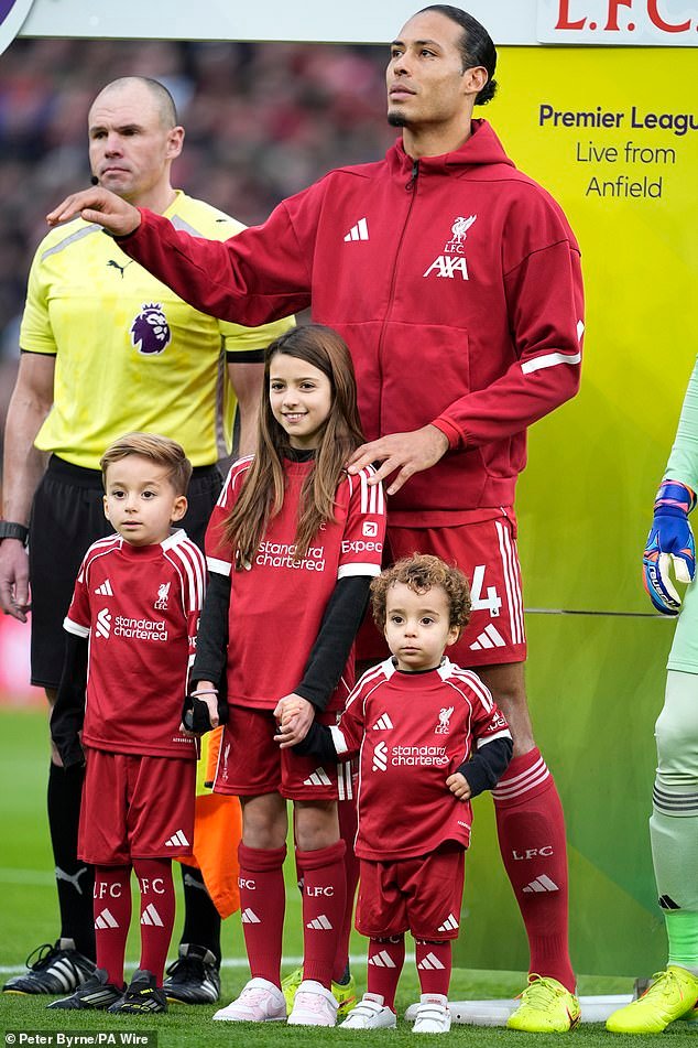 Escenas emotivas en Anfield cuando los hijos de Diogo Jota lideran a los equipos como mascotas para el partido entre los dos ex equipos del ex delantero del Liverpool.