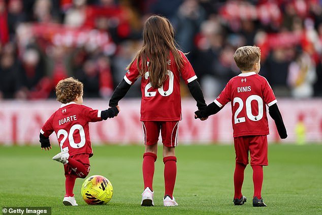 Escenas emotivas en Anfield cuando los hijos de Diogo Jota lideran a los equipos como mascotas para el partido entre los dos ex equipos del ex delantero del Liverpool.