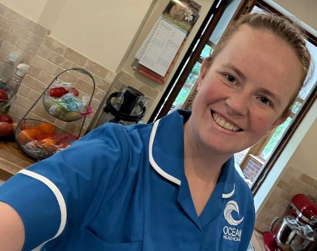 El paramédico que afirmó que su hermana estaba en el hospital saliendo del trabajo es despedido después de que la cuenta de Facebook de su hermana la mostrara colocando adornos navideños en su casa.