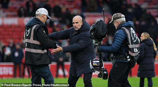 Pep Guardiola OTRA VEZ se topa con el camarógrafo tras la victoria del Manchester City en Nottingham Forest