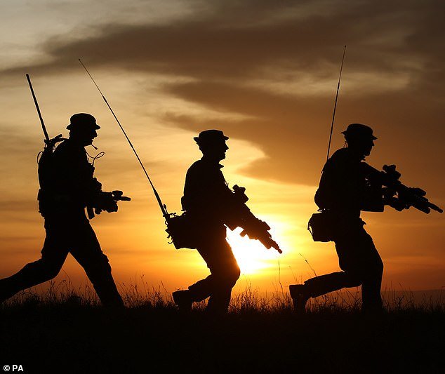 Veinte soldados escoceses son expulsados del ejército tras ser sorprendidos consumiendo drogas y otros diez soldados están bajo investigación