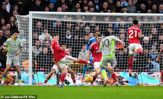 El furioso Sean Dyche se arriesga a ser criticado por la FA después de calificar el arbitraje de “inaceptable” y resaltar que los árbitros cometieron un “simple” error en la derrota de Nottingham Forest ante el Manchester City.