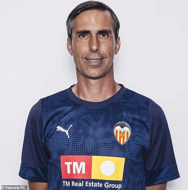 Se rinden homenajes tras los temores de que el máximo técnico del fútbol español y tres de sus hijos se ahogaran en un barco turístico en un mar embravecido.