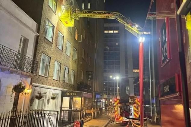 Cuatro personas son rescatadas y 36 evacuadas en el incendio de un hotel en el centro de Londres; los bomberos culpan a un fumador que no apaga un cigarrillo de poner vidas en riesgo
