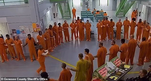 Los reclusos de una prisión de Michigan rezan juntos en Nochebuena