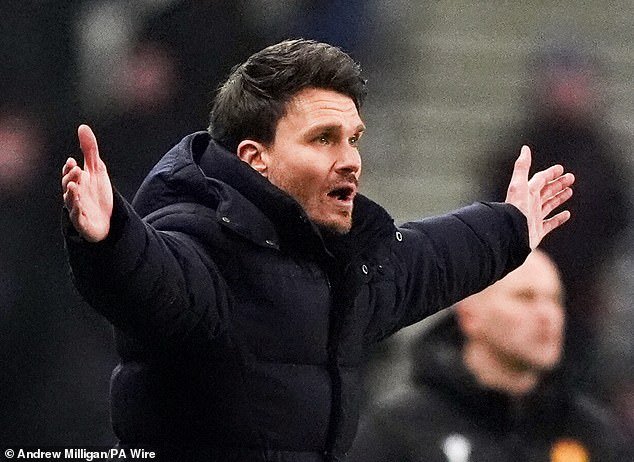 Rohl insta a la junta directiva de los Rangers a ser “audaz y valiente” mientras buscan mejorar el equipo en la ventana de enero.