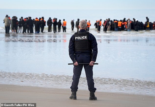 El sindicato francés dice “no” a la represión contra los inmigrantes mientras el intento de imponer nuevas tácticas de línea dura se estanca por preocupaciones sobre la seguridad policial