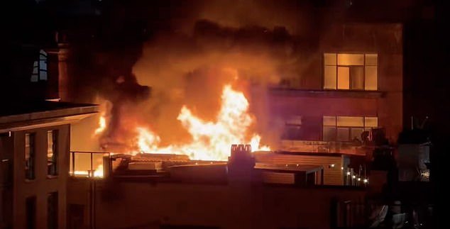 Los bomberos combaten un espectacular incendio en dos hoteles de Glasgow junto a una famosa discoteca