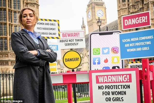 Traición de miles de mujeres mediante la ‘pornovenganza’: 40.000 casos identificados, pero sólo el tres por ciento de los sospechosos acusados, ya que las nuevas aplicaciones de inteligencia artificial ayudan a los perpetradores a humillar a las víctimas