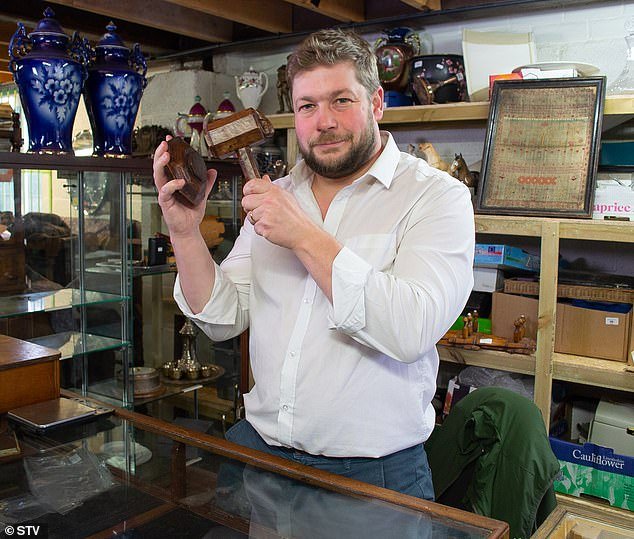 ¿Bonita urna? Un experto en televisión cuenta cómo los británicos podrían tener una pequeña fortuna con descubrimientos en armarios, áticos y cobertizos, incluidas reliquias funerarias victorianas, consolas de juegos de los años 90… e incluso viejos moldes de condones.