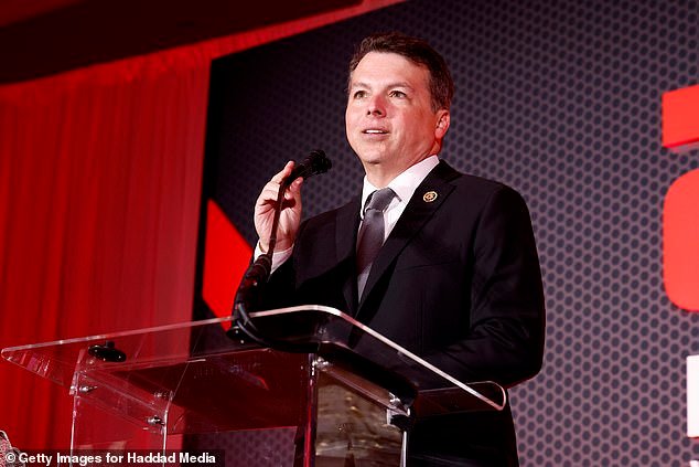 El demócrata enfurece a Clark Hunt, propietario de Chiefs, el “rey del bienestar”, por la decisión polarizadora de Arrowhead