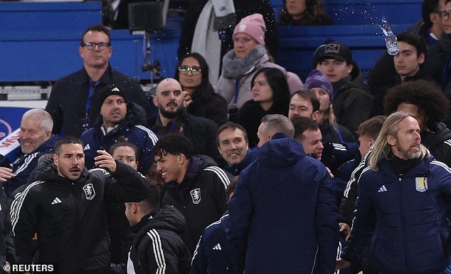 El Chelsea está iniciando una investigación después de que una botella de agua arrojada cerca del banquillo de los Blues mojara a las estrellas del Aston Villa durante las celebraciones posteriores al partido mientras las emociones se disparaban tras la derrota en Stamford Bridge.