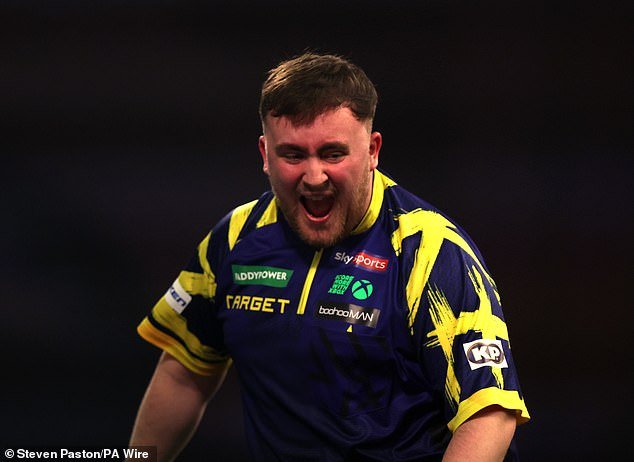 Luke Littler envía un aviso a sus rivales tras derrotar a Mensur Suljovic para alcanzar la cuarta ronda del Campeonato Mundial de Dardos
