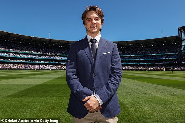 Oscar Piastri es objeto de burla en la prueba del Boxing Day cuando los fanáticos del cricket patean a la estrella australiana de F1 mientras yace en el suelo.