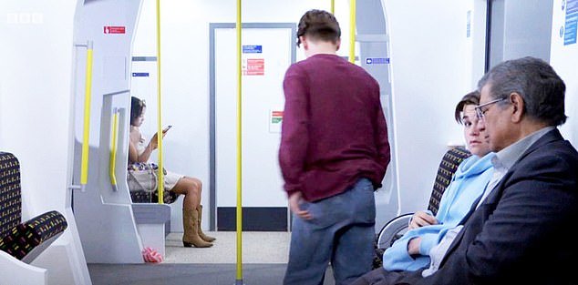 ¿Un metro sin graffitis en el Londres de Sadiq? Los fanáticos de EastEnders se burlan del programa porque presenta un vagón de tubo impecable.