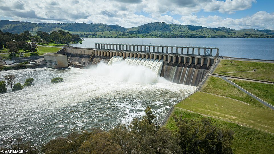 Horror navideño: la búsqueda de un nadador desaparecido en la presa Hume cerca de Table Top después de que dos niños fueran encontrados solos en un bote termina trágicamente
