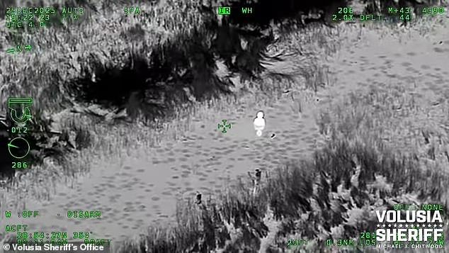 Increíble momento en el que un oficial saca a un niño de seis años desaparecido de un estanque congelado antes de reunirse con su padre