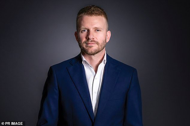 Un destacado miembro del Partido Laborista lucha por su vida en el hospital después de ser encontrado tirado en la calle frente a un concurrido pub.