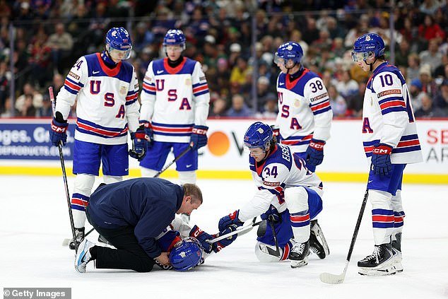 La estrella del hockey del equipo de EE. UU. Cole Hutson, de 19 años, fue trasladado de urgencia al hospital después de recibir un disco en la cabeza en escenas aterradoras.