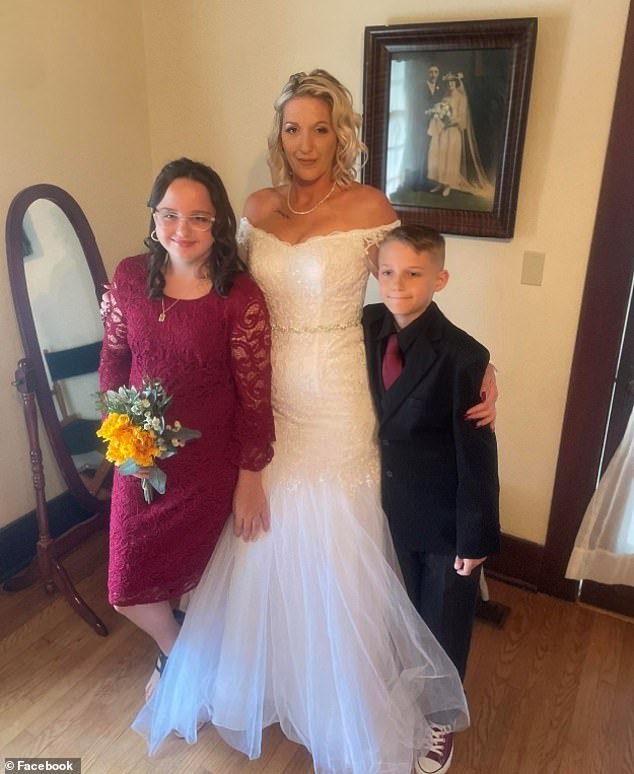 En la foto: Una niña de 13 años fue asesinada a tiros por su padrastro después de que éste le disparó a su esposa en una discusión durante un juego de la NFL, mientras la familia rindía tributos desgarradores.