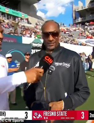 Momento increíble: Snoop Dogg, de 54 años, interrumpe la entrevista para hacer una atrapada impresionante durante su propio juego de bolos.