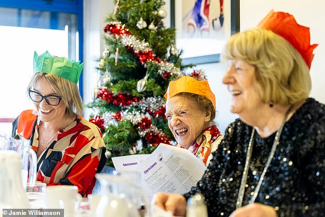 Con amigos festivos como estos, no es de extrañar que el Papá Noel secreto del fútbol escocés sea una fuerza positiva en este hermoso juego.
