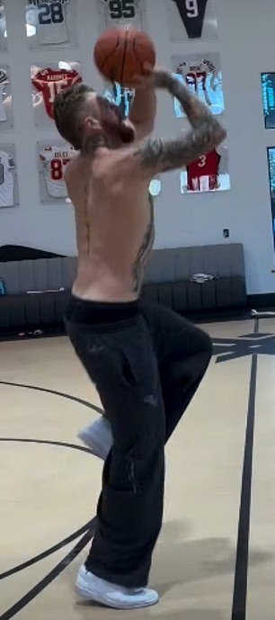 Maxx Crosby está enviando un mensaje contundente a los Raiders de Tom Brady apenas unas horas después de que la estrella de 106 millones de dólares fuera cerrada por la temporada.