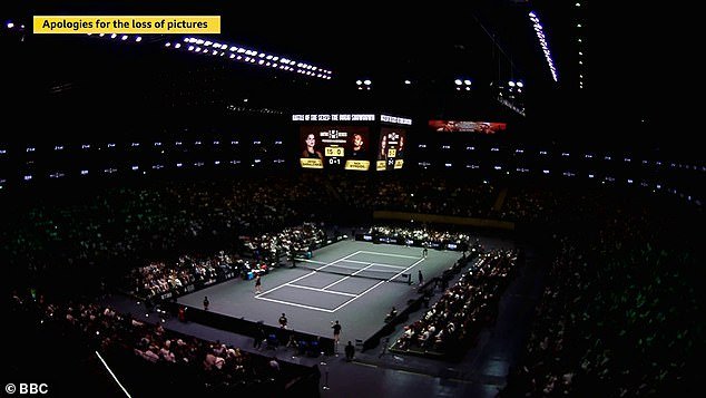 La BBC se disculpa después de que un problema técnico descarrilara la transmisión del partido de la Batalla de los Sexos entre Nick Kyrgios y Aryna Sabalenka, mientras los fanáticos se quejan de la extraña cancha de tenis.