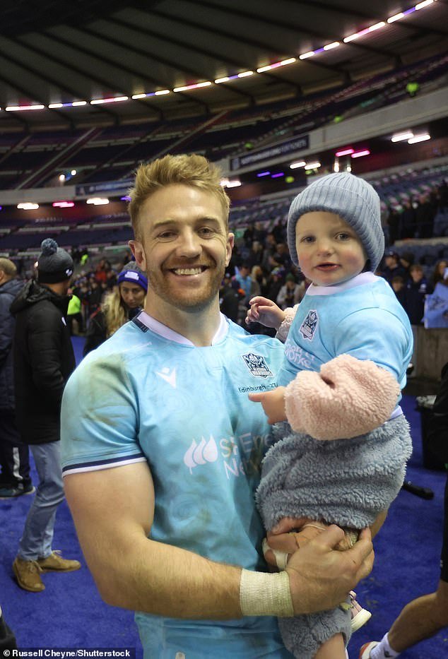 El capitán de Glasgow, Kyle Steyn, celebró su partido número 100 con los Warriors con un éxito en la Copa de 1872… y tuvo a su padre y a su hija allí para compartir su alegría.