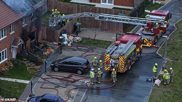 Un niño ha muerto y otro está en el hospital tras un incendio en una casa en Ashford