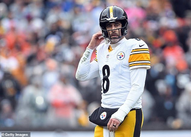 Aaron Rodgers sufre una derrota desgarradora ante Shedeur Sanders y los Browns, dejando en juego sus esperanzas de playoffs