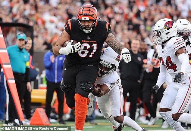 La estrella de 345 libras de los Bengals, Cody Ford, se está volviendo viral después de su increíble victoria de cumpleaños contra los Cardinals.