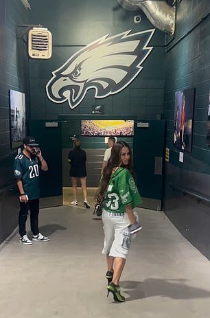 La estrella de la WWE, Nikki Bella, de 42 años, sigue alimentando los rumores de citas con la estrella de la NFL, Cooper DeJean, de 22… pero ¿es todo lo que parece?