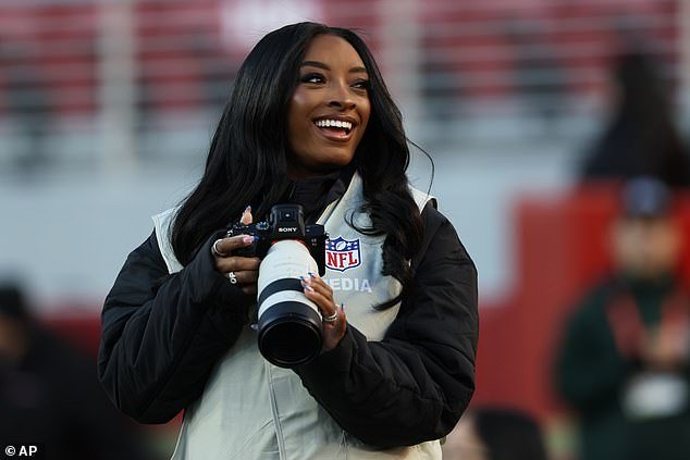 Simone Biles obtiene un papel secundario sorpresa en el enfrentamiento de Sunday Night Football de su marido contra los Bears