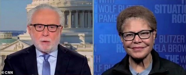 La alcaldesa de Los Ángeles, Karen Bass, fue tildada de “racista” por decir que era “triste” ver tantos solicitantes latinos para CBP