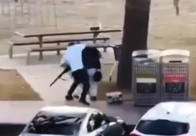 El héroe de las nuevas y lujosas excavaciones de Bondi es visto por primera vez desde que recibió su recompensa de 2,5 millones de dólares por su impresionante valentía, cuando le dan de alta del hospital y rompe su silencio en una entrevista televisiva internacional.