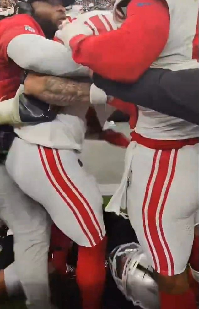 La estrella de los New York Giants intenta pisarle la cabeza al hombre de Las Vegas Raiders en una pelea increíble