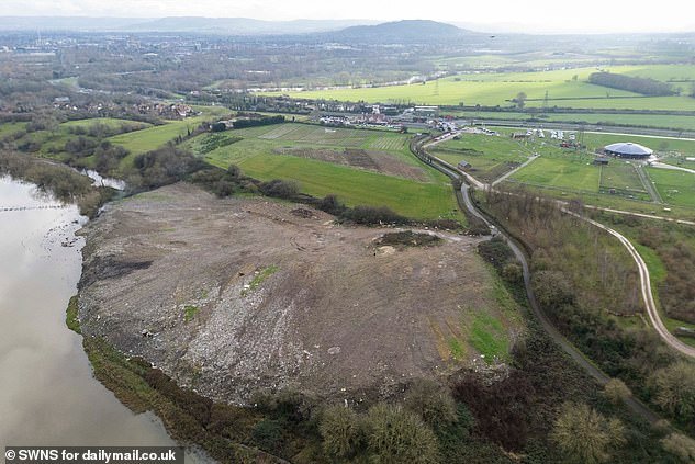 ¿Es esta la punta de moscas más grande de Gran Bretaña? El enorme vertedero ilegal que ha estado arrojando humos tóxicos y quemados de plástico sobre un parque de aventuras familiar rural durante SIETE años.