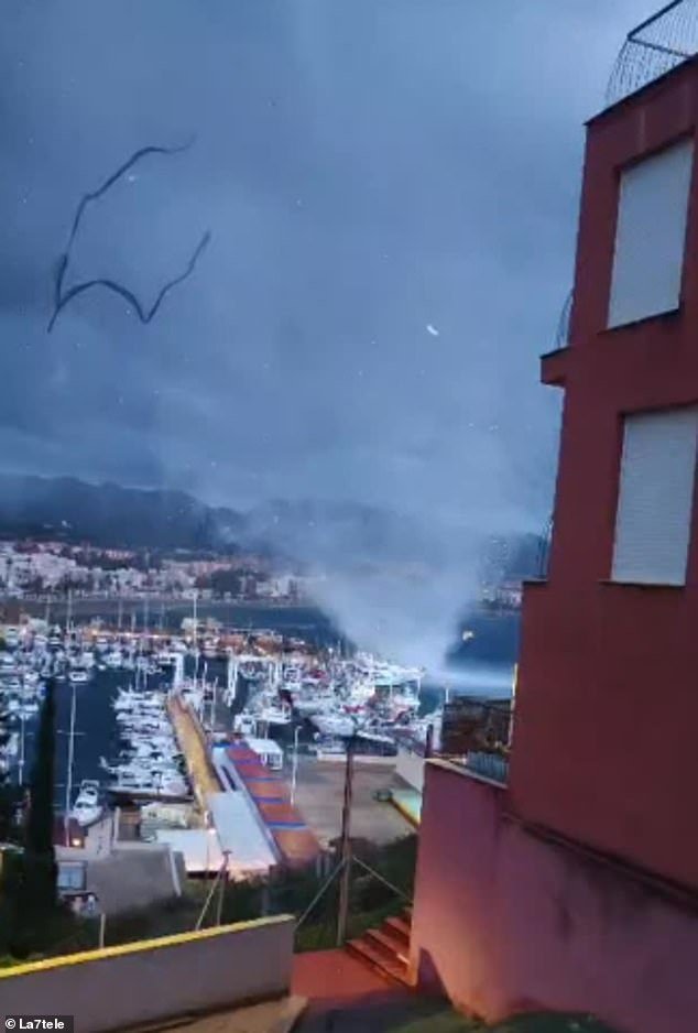 Momento aterrador: una gárgola corre por un puerto turístico español mientras una inundación mata al menos a una persona y hiere a otras