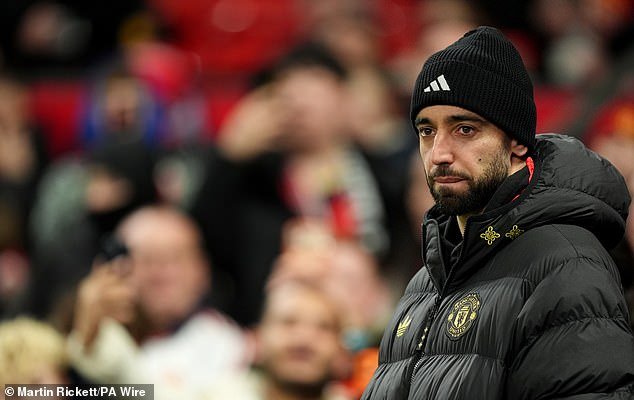 “¡Está detrás de mi trabajo!” El entrenador del Man United, Rubén Amorim, bromea con Bruno Fernandes después de que el capitán lesionado causara una gran impresión fuera del campo.