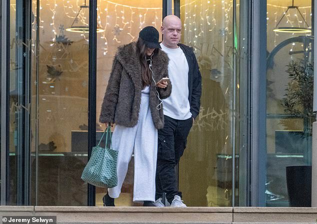 Michael van Gerwen sale de su hotel Ally Pally con su nueva misteriosa novia morena, después de que la ex esposa de la estrella de los dardos expresara el “error” de quedar embarazada de un nuevo amante mientras aún estaban casados.