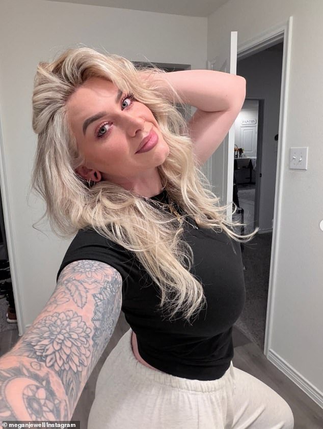 Titulado: La venganza de un padre MUY mezquino contra una piloto de aerolínea que se negó a cambiar su asiento del pasillo por el del medio para poder sentarse más cerca de sus hijos.