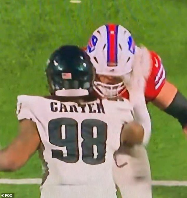 La estrella de los Eagles, Jalen Carter, es acusada de sacarle el ojo a un oponente meses después de haber sido suspendida.