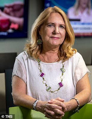 La periodista que expuso los crímenes de Jeffrey Epstein quiere saber por qué el Departamento de Justicia seguía su viaje