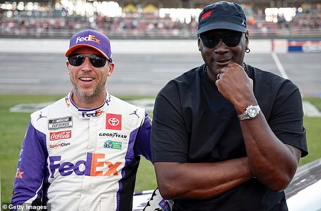Dos personas fueron hospitalizadas después de que se produjera un incendio en la casa del copropietario de NASCAR de Michael Jordan, Denny Hamlin.
