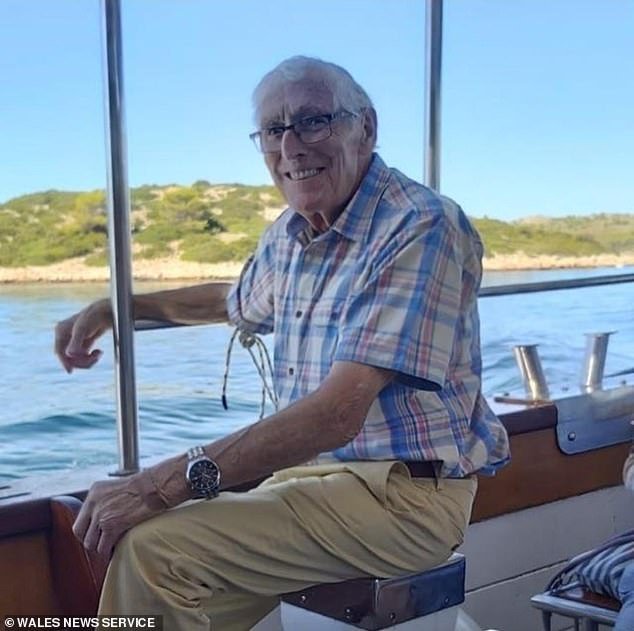 El pensionista de 86 años murió en un accidente frontal en el que también murió una pareja que se había jubilado en Gales meses antes