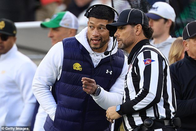 Los equipos de la NFL recibieron un duro golpe cuando Marcus Freeman de Notre Dame se comprometió con la escuela para la próxima temporada.