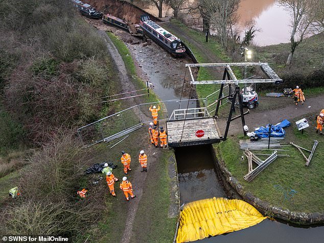 Los trabajadores intentan salvar tres embarcaciones estrechas que fueron arrastradas por una alcantarilla y cuyos propietarios tuvieron que huir para salvar sus vidas en mitad de la noche.