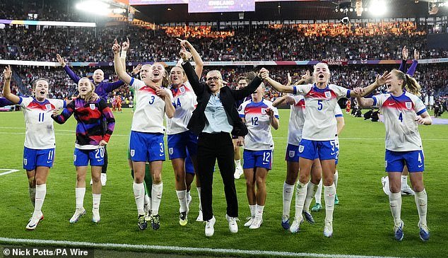 Honores de Año Nuevo 2026: las estrellas de las Leonas reciben gongs después del triunfo en el Campeonato de Europa, la entrenadora Sarina Wiegman recibe el premio de Dama de Honor y Daniel Levy recibe un CBE